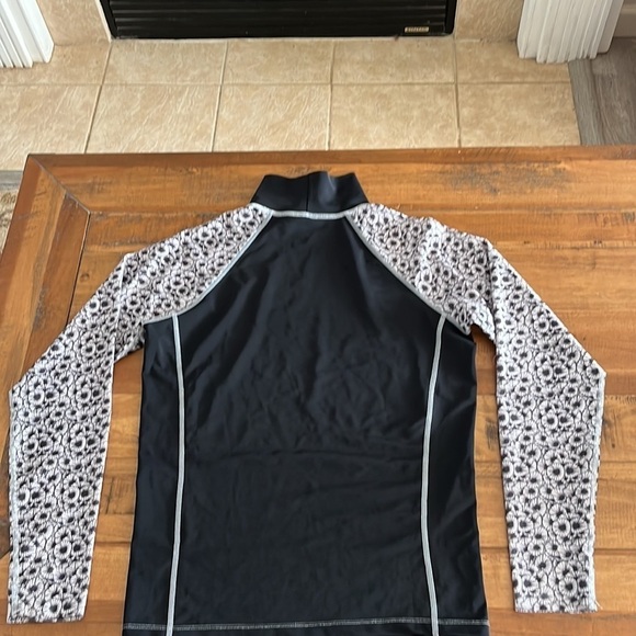 MOOLOOLABA swim shirt, large - Picture 5 of 6